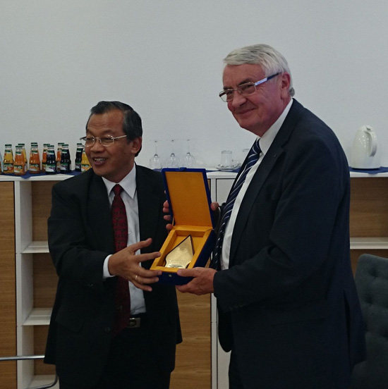 Treffen einer UNS-Delegation unter die Leitung von UNS-Rektor Prof. Ravik Karsidi mit dem KIT-Präsidium Prof. Detlef Löhe